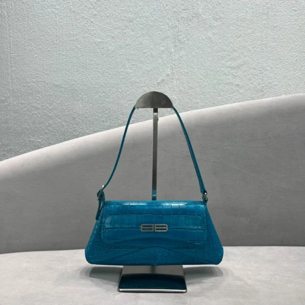 Underarm bag Size: 27×25.5×4.8cm Model: C16881080