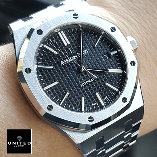 Audemars Piguet Royal Oak 15400ST.OO.1220ST.01 Master Clone Quality Audemars Piguet Royal Oak Black Dial Automatic Replica on the man wrist