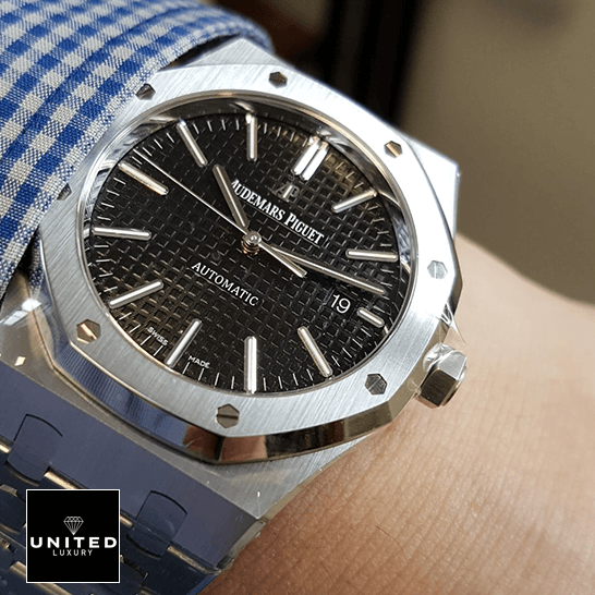 Audemars Piguet Royal Oak 15400ST.OO.1220ST.01 Master Clone Quality 15400ST.OO .1220ST man black dial Audemars Piguet Black Dial 15400ST.OO_.1220ST Replica on the man wrist