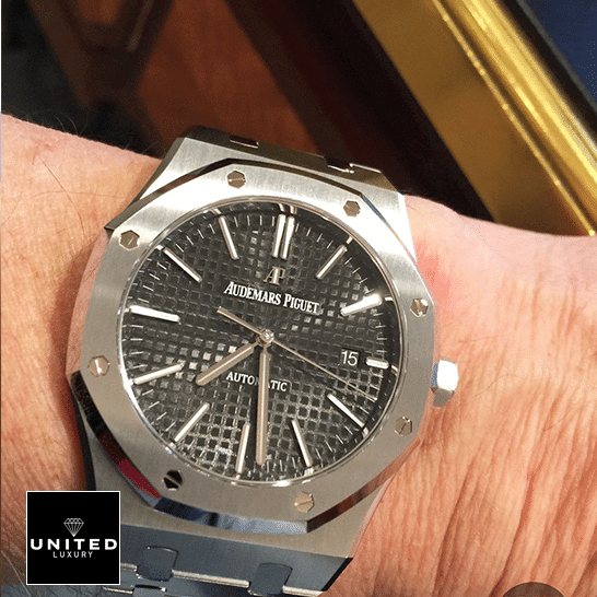 Audemars Piguet Royal Oak 15400ST.OO.1220ST.04 Deluxe Replica Edition audemars piguet royal oak selfwinding gray 15400ST.OO .1220ST.04 unitedluxury 2 Audemars Piguet Royal Oak 15400ST.OO_.1220ST.04 Gray Replica on the man wristh