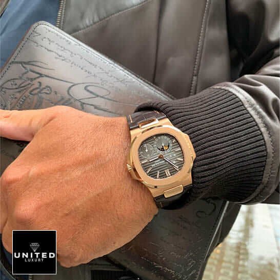 Patek Philippe Nautilus 5712R-001 "Rose Gold" High Fidelity Replica patek nautilus 5712r rose Patek Philippe Nautilus Gold Case Leather Bracelet Replica on the man wrist