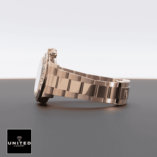 Rolex Cosmograph Daytona 116505 "Chocolate Dial" Premium Clone Edition Rolex Daytona 116505-0013 S.Steel Oyster Bracelet Replica on the table